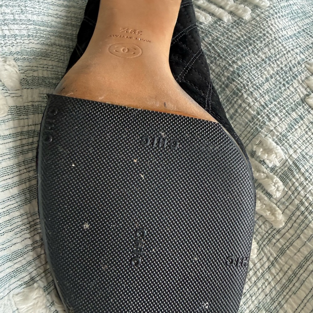 CHANEL Black Quilted Flats with Silver Cap-Toe - Picture 5 of 6